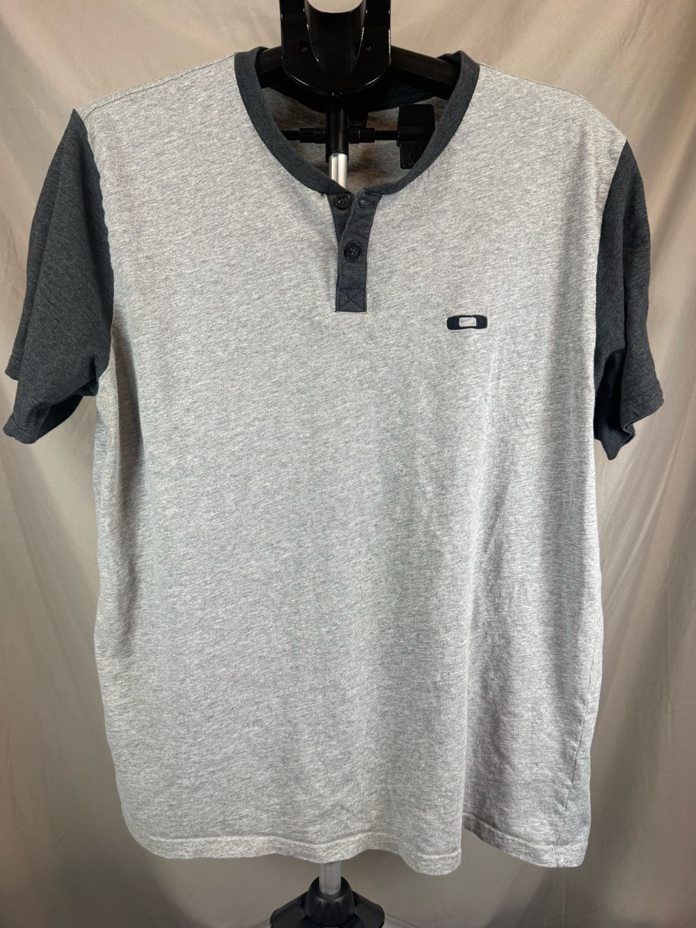 Vintage Y2K Oakley Two-Tone Henley Shirt Gray/Charcoal - Size XL